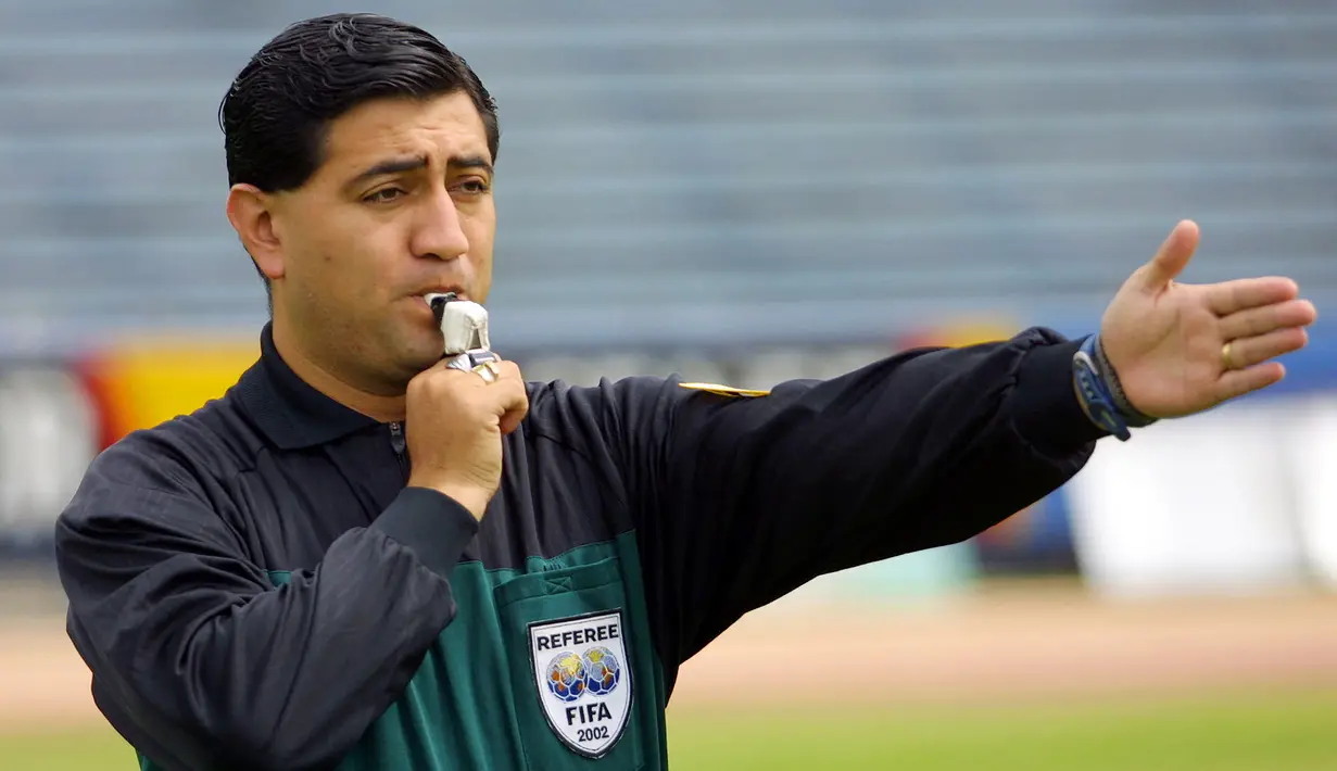 Sebelum gol emas Korea Selatan tercipta, Italia terlebih dahulu mencetak gol di babak perpanjangan waktu. Namun keputusan kontroversial kembali dibuat Byron Moreno dengan menganulir gol dari Damiano Tommasi tersebut karena dinyatakan offside. Padahal dalam tayangan ulang terlihat jelas keputusan tersebut keliru. (AFP/Martin Bernetti)