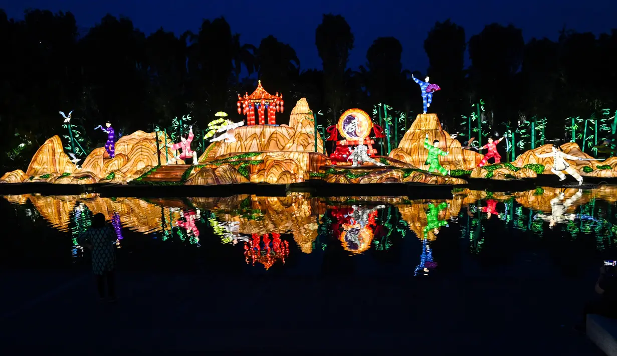 Tampilan lampion yang dipasang di danau selama pratinjau media untuk Mid-Autumn Festival di Gardens by the Bay, Singapura, Selasa (27/8/2019). Festival ini sebagai penanda berakhirnya panen musim gugur atau Mid-Autumn sekaligus momen untuk memanjatkan syukur kepada dewa-dewi. (Roslan RAHMAN/AF