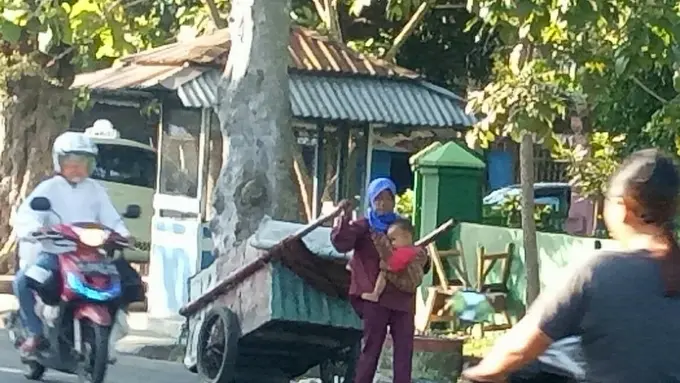 Demi Hidup dan Anak, Perempuan Ambarawa Ini Punguti Sampah