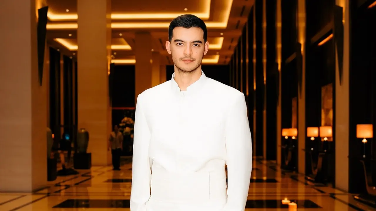 Ciccio Manassero pakai kemeja putih
