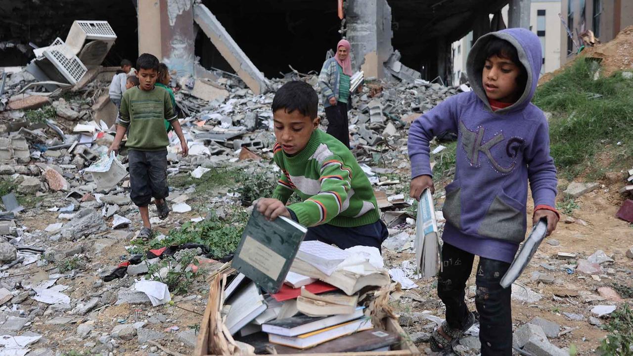 FOTO: Nestapa Warga Gaza:  Memasak dengan Buku Buku Bekas Universitas