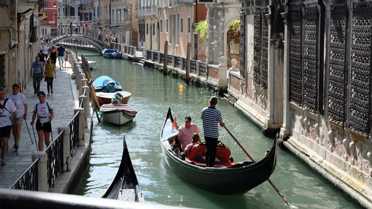 Cantiknya Venesia, Semua Kendaraan Dilarang Masuk Kota Ini