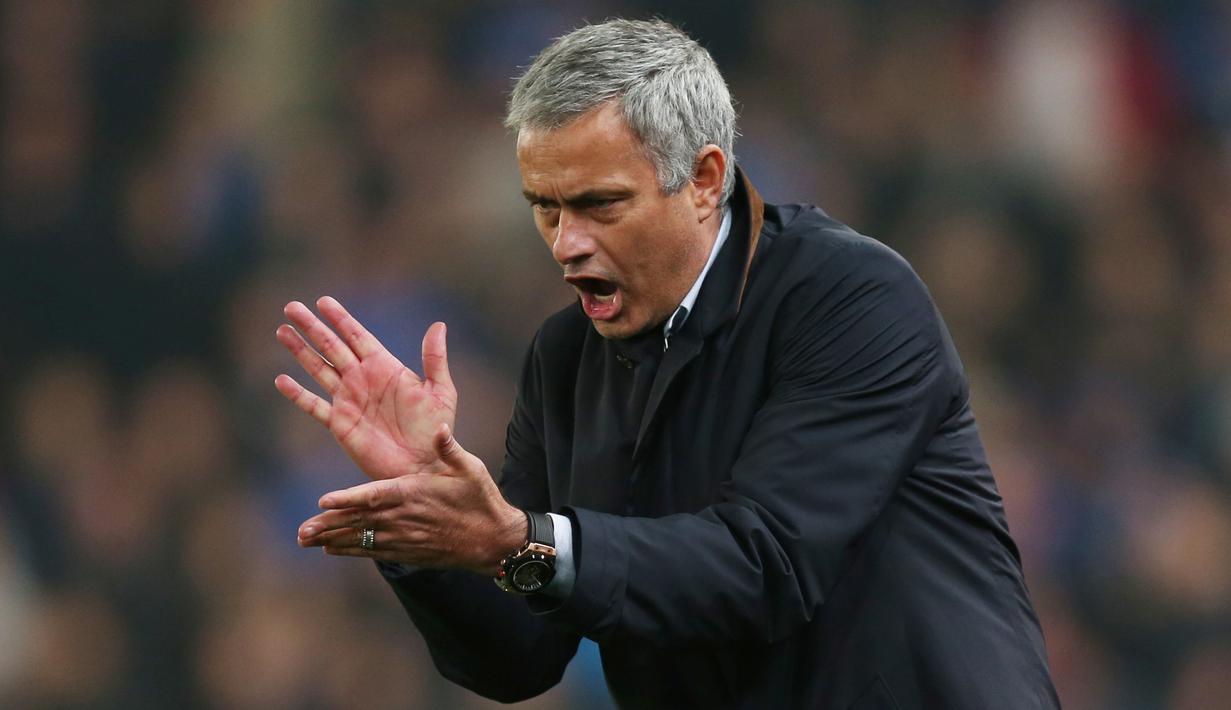 Manajer Chelsea, Jose Mourinho, memberi semangat kepada anak asuhnya saat pertandingan melawan Stoke City dalam laga Piala Liga di Stadion Britannia, Inggris, (27/10/2015). (Action Images via Reuters/Alex Morton)