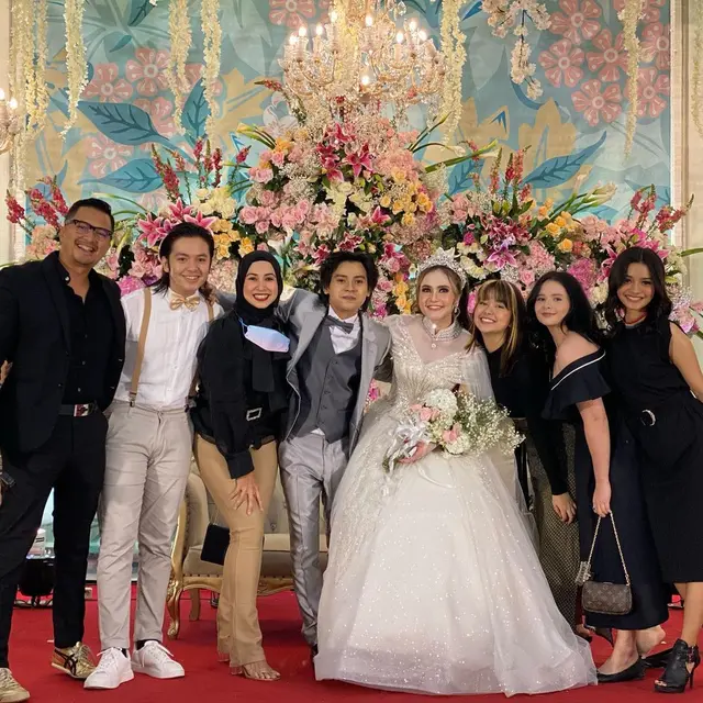 Pernikahan Arnold Leonard dan Moniq Crasivaya dihadiri bintang Mermaid In Love (Foto: Instagram/@kangferrymaryadi)