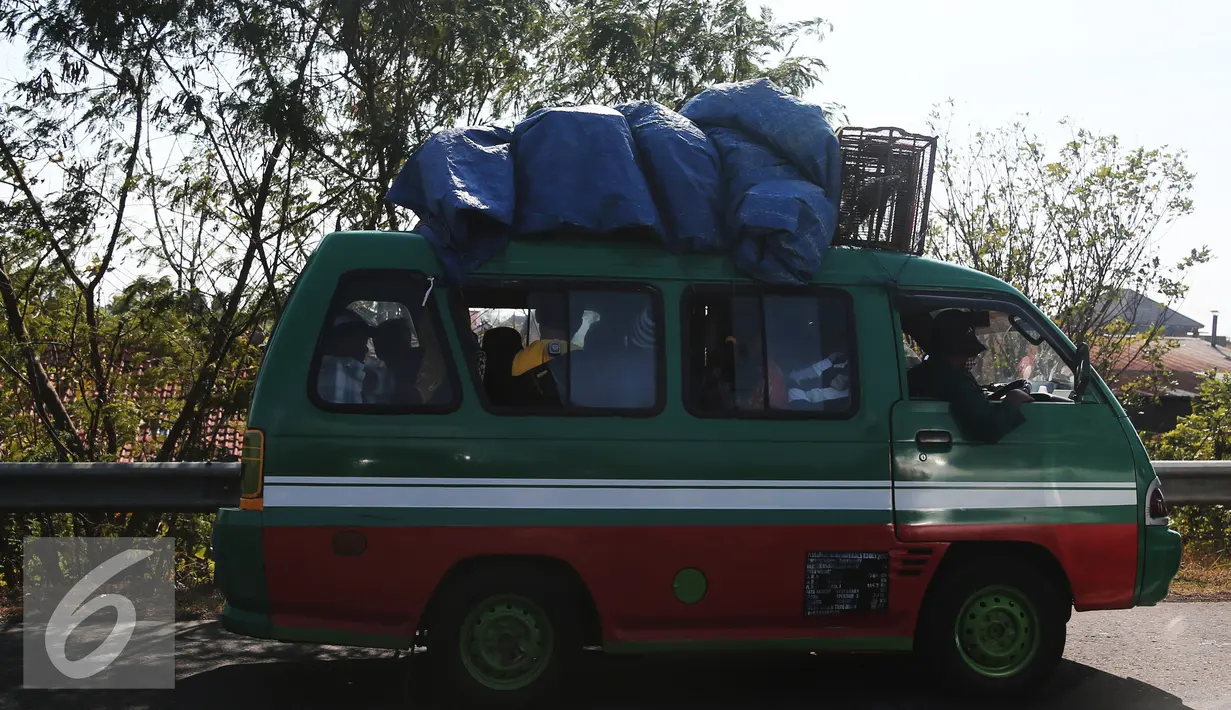Beragam kendaraan digunakan pemudik untuk berlebaran di kampung halaman. Angkotan perkotaan pun tidak luput digunakan pemudik. Tampak sebuah angkot melintas di kawasan tol Cipali, Jawa Barat, Kamis (16/7/2015). (Liputan6.com/Herman Zakharia)