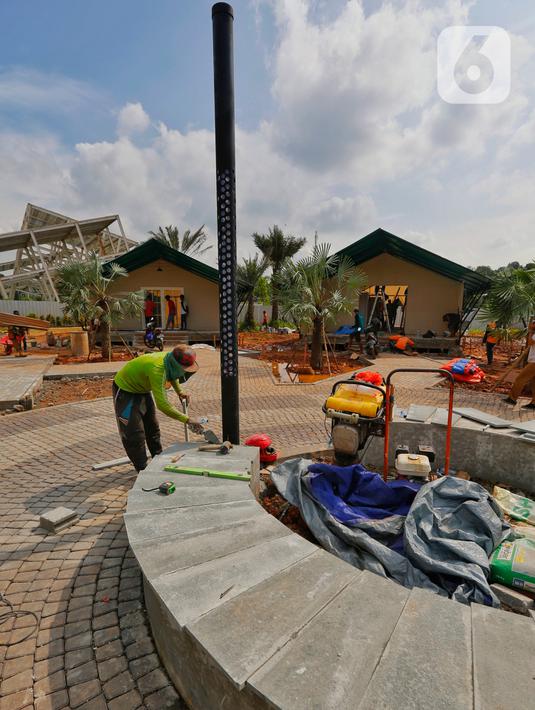 Aktivitas pembangunan penambahan ruang isolasi di Rumah Lawan COVID (RLC) Serpong, Tangerang Selatan, Kamis (11/2/2021). Pembangunan berkonsep Tenda Glamour Camping (glamping) itu bertujuan menambah kapasitas RLC untuk karantina pasien COVID-19 sebanyak 160 tempat tidur. (Liputan6.com/Angga Yuniar)