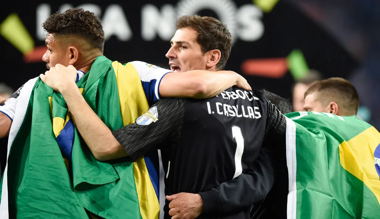 Kiper Porto, Iker Casillas bersama rekannya merayakan juara Liga Portugal di stadion Dragao (6/5). Gelar juara ini menjadi gelar juara Liga Portugal ke-28 bagi Porto setelah mereka unggul empat poin atas Benfica dan Sporting CP. (AFP Photo/Miguel Riopa)