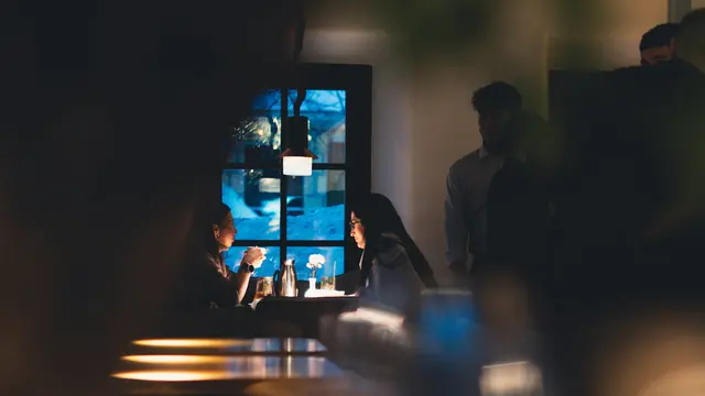 Makin Banyak Restoran dan Bar Larang Pengunjung Buka Ponsel Selama Makan dan Minum