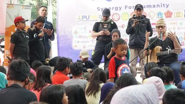 Dik Doank menghibur puluhan anak-anak yang ada di pengungsian kebakaran dengan bernyanyi juga bermain games.