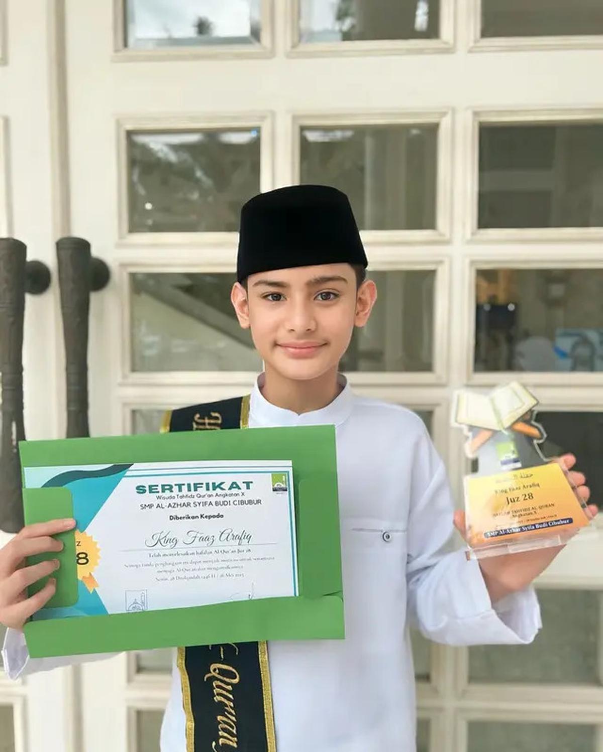 6 Potret King Faaz Wisuda Juz 28 Jelang Idul Adha, Fairuz dan Sonny Septian Bangga