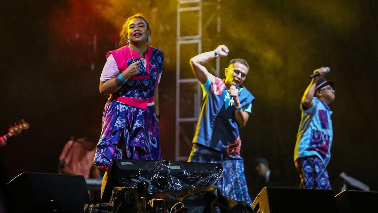 Penampilan grup vokal Project Pop saat memeriahkan Titik Kumpul Festival 2024 di Stadion Madya GBK, Jakarta, Sabtu (27/4/2024). Tahun ini, Titik Kumpul Festival mengusung tema 'Nusantara Punya Kita' yang menampilkan musisi dalam negeri lintas genre dan ge