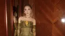 Menurutmu mana gaya berkebaya bridesmaid yang paling menarik perhatianmu antara Aaliyah Massaid dan Mahalini Raharja, Sahabat FIMELA? [Foto: Instagram/mahaliniraharja]