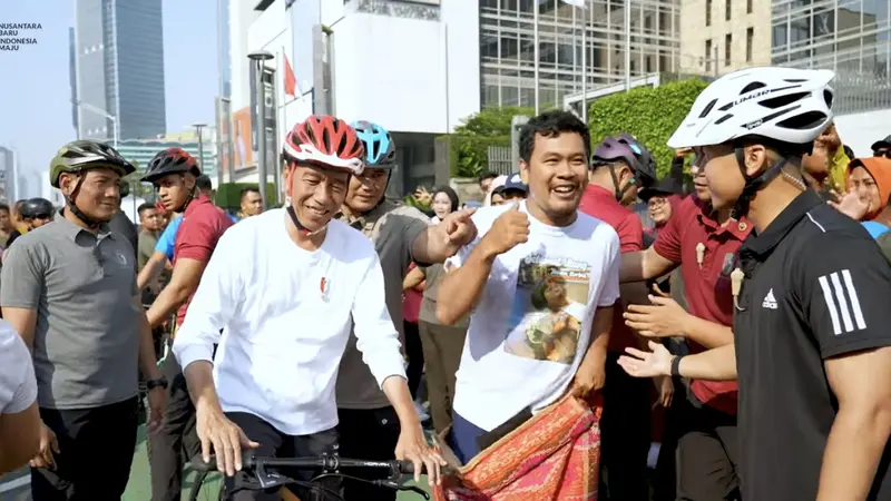 Presiden Joko Widodo (Jokowi) saat bersepeda di car free day (CFD) kawasan Thamrin dan Bundaran Hotel Indonesia (HI), Minggu (14/7/2024).