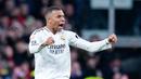 Pemain Real Madrid, Kylian Mbappe, melakukan selebrasi setelah mencetak gol ke gawang Atletico Madrid pada pekan ke-23 La Liga 2024/2025 di Stadion Santiago Bernabeu, Minggu (9/2/2025). (AP Photo/Manu Fernandez)