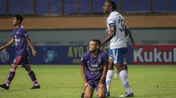 Ekspresi kecewa gelandang Persita Tangerang, Harrison Cardoso (bawah) usai gagal mencetak gol saat melawan Persib Bandung dalam laga pekan kedua BRI Liga 1 2021/2022 di Stadion Wibawa Mukti, Cikarang, Sabtu (11/09/2021). Persita kalah 1-2. (Foto: Bola.com/Bagaskara Lazuardi)