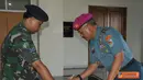 Citizen6, Surabaya: Danpasmar 1 Surabaya, Brigjen TNI (Mar) R. Gatot Suprapto saat menulis buku tamu di loby gedung Kihadjar Dewantara. (Pengirim: Penkobangdikal). 