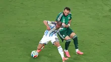 Alexis Mac Allister dari Argentina menguasai bola di bawah tekanan Amine Gouiri dari Aljazair dalam pertandingan Grup J Piala Dunia FIFA 2026 antara Argentina melawan Aljazair di Kansas City Stadium, pada 16 Juni 2026 di Kansas City, Missouri. (Francois Nel/Getty Images/AFP)
