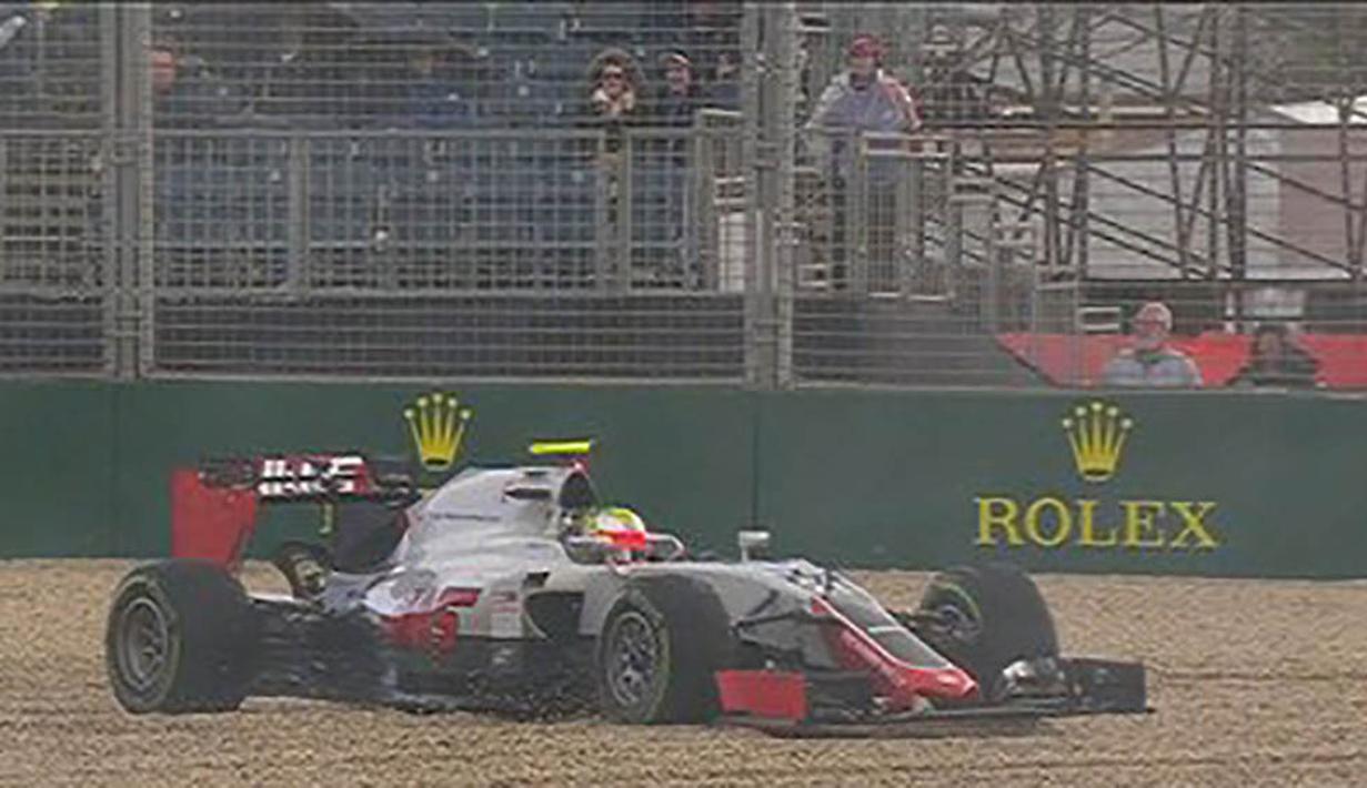 Pebalap dari tim Haas, Esteban Guiterrez, masuk garvel pada latihan bebas kedua di Sirkuit Albert Park, Australia, Jumat (18/3/2016). Hujan deras mewarnai jalannya latihan bebas kedua. (Bola.com/Twitter/Formula 1)