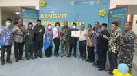 Operation Head PT Pamapersada Nusantara Balikpapan, Sulasman menyerahkan secara simbolis bangunan dan peralatan laboratorium PCR ke RSUD Beriman yang diterima Wali Kota Balikpapan, Rahmad Mas'ud. (Liputan6.com)