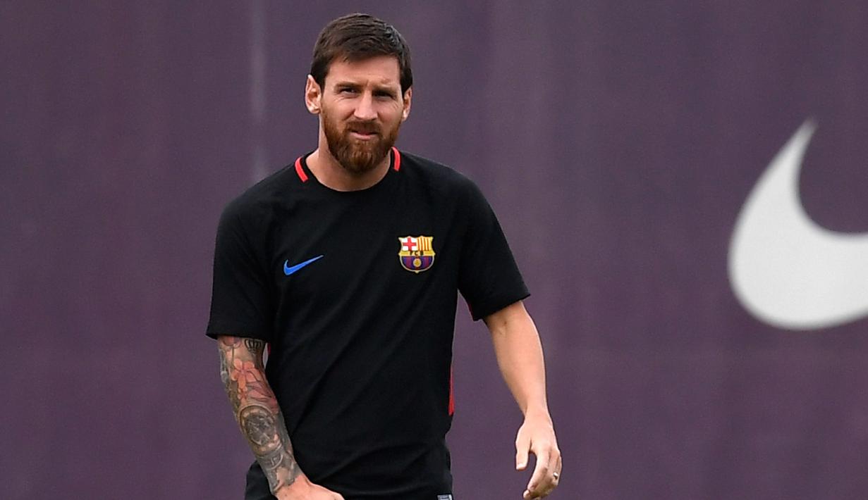 Eskpresi Lionel Messi saat mengikuti sesi latihan bersama Barcelona di Sports Center FC Barcelona Joan Gamper, Sant Joan Despi (15/8/2017). Barcelona akan melawan Madrid pada leg kedua Piala Super Spanyol. (AFP/Lluis Gene)