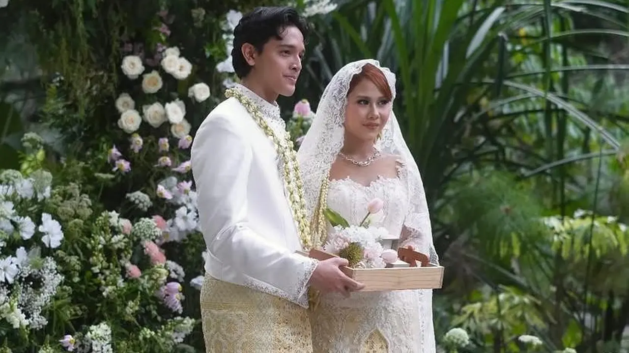 Pesona Nadin Amizah dalam Balutan Kebaya Putih dan Veil Renda di Hari Pernikahannya