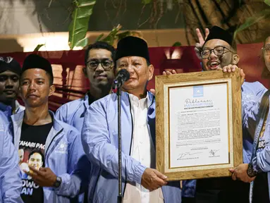 Calon presiden nomor urut dua Prabowo Subianto (kedua kiri) menerima piagam deklarasi dari Panglima relawan Matahari Pagi Setiabudi saat menerima deklarasi dukungan Matahari Pagi di Jakarta, Sabtu (18/11/2023). (Liputan6.com/Faizal Fanani)