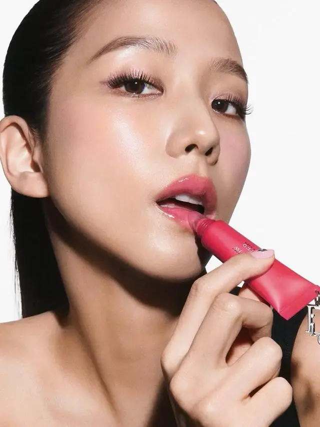 Potret Tampilan Glow Up Jisoo BLACKPINK, Jenna Ortega, dan Anya Taylor-Joy dalam Kampanye Terbaru Dior Backstage