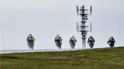 Hujan deras mengguyur Sirkuit Autodrom Brno saat balapan MotoGP digelar, Minggu, (21/8/2016). (EPA/Filip Singer)