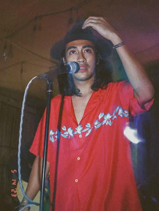 Saat mengisi acara, Abidzar tampil keren dengan topi fedora hitam dan kemeja berwarna merah. [instagram/abidzar73]