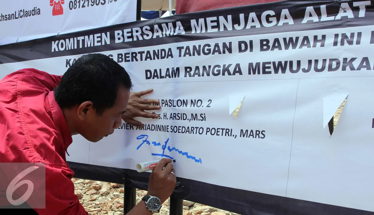 Penandatanganan Komitmen Bersama menjaga Alat Peraga Kampanye Pemilihan Walikota dan Wakil Walikota Tangerang Selatan Tahun 2015 dan Pemasangan Alat Peraga Kampanye di Bundaran Maruga, Tangerang Selatan, (2/9/2015). (Liputan6.com/Helmi Afandi) 