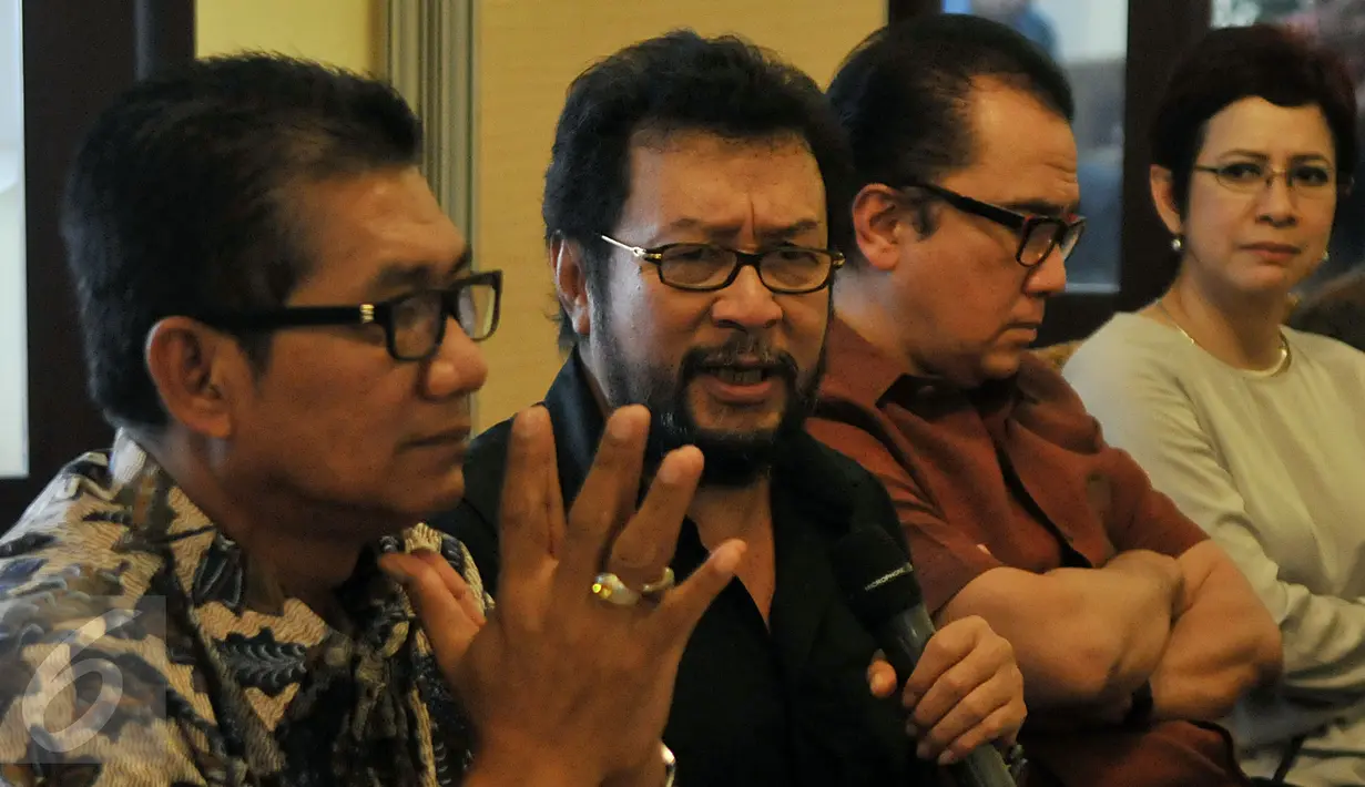 Ketua Umum AMPG, Yorrys Raweyai (kedua kiri) saat pertemuan di Restoran Puang Oca, Jakarta, Selasa (16/2). Pembahasan juga dalam pertemuan informal itu menjadi bahan masukan DPP dalam menggelar rapat harian dan pleno. (Liputan6.com/JohanTallo)