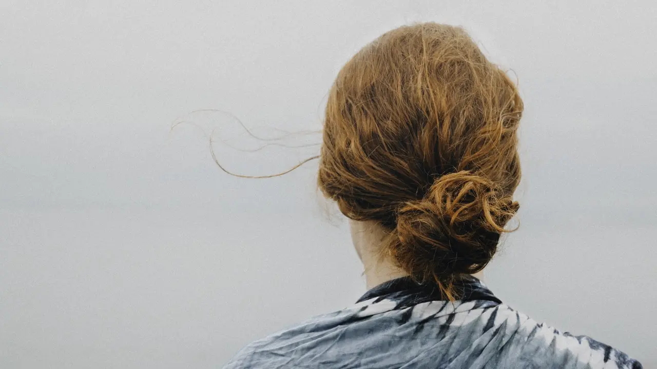 Turorial Gaya Rambut Twisted Bun yang Simpel Namun Bikin Penampilan Anggun