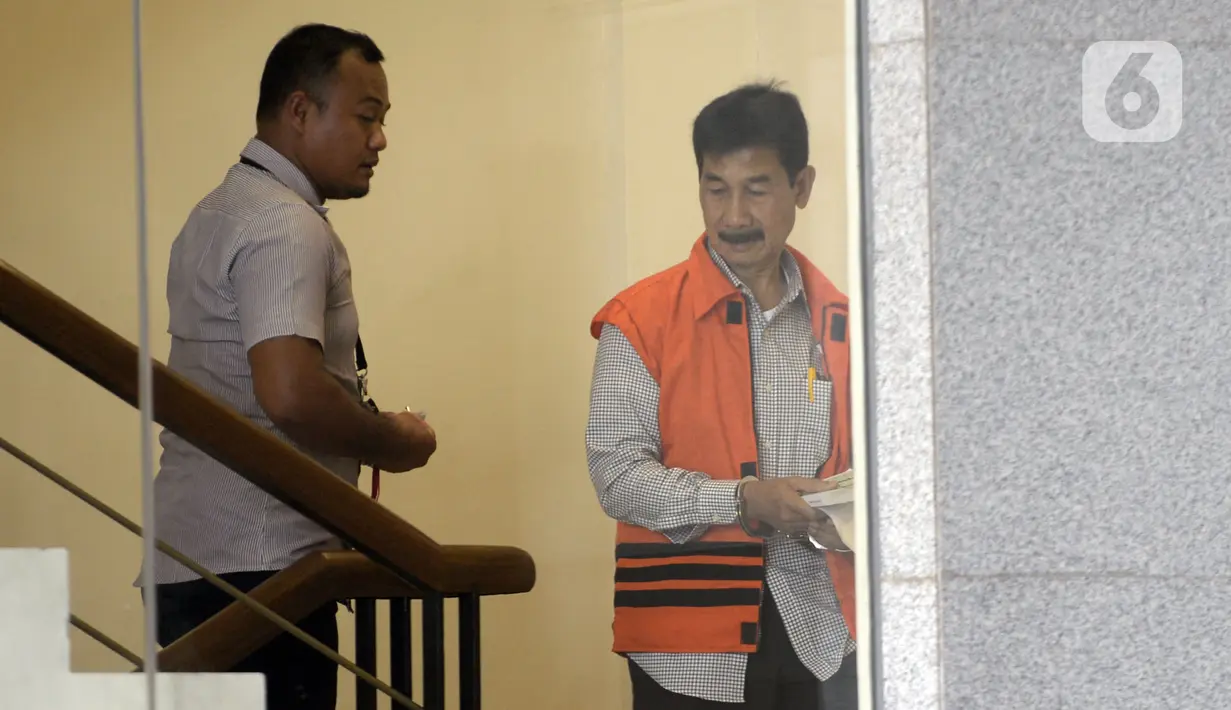 Bupati nonaktif Solok Selatan Muzni Zakaria (kanan) bersiap menjalani pemeriksaan lanjutan oleh penyidik di Gedung KPK, Jakarta, Senin (24/2/2020). Muzni Zakaria diperiksa sebagai tersangka terkait suap proyek jembatan dan pembangunan masjid Solok senilai Rp 69,8  miliar. (merdeka.com/Dwi Narwoko)