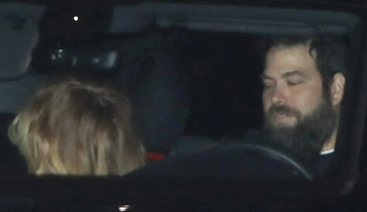 Meskipun pada bulan lalu dikabakan Adele baru saja merencanakan pernikahannya saat Natal. Namun kabar pernikahan mereka muncul saat Adele terlihat sedang berbelanja di sebuah pusat perbelanjaan. (doc.dailymail.com)