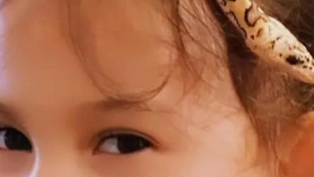 Tidak hanya memegang, Arabella juga berani meletakkan ular peliharaan sang ibu di kepalanya. Keberanian ini membuat banyak orang terkesima.