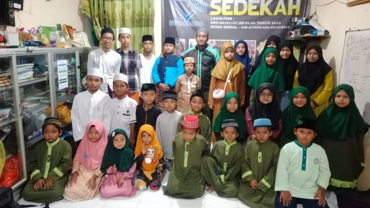 Namun demi menghidupi puluhan anak, Fadli lantas rela banting tulang di jalanan, menjadi pengemudi ojek online.