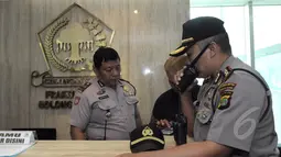 Pihak kepolisian tampak mengamankan ruang Fraksi Partai Golkar, Jakarta, Jum'at (27/3/2015). (Liputan6.com/Andrian M Tunay)