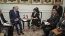 Menteri Luar Negeri RI Retno Marsudi menggelar rapat bilateral bersama Menteri Luar Negeri Prancis Jean-Marc Ayrault beserta delagasi di Kementerian Luar Negeri, , Jakarta, Selasa (28/2). (Liputan6.com/Faizal Fanani)