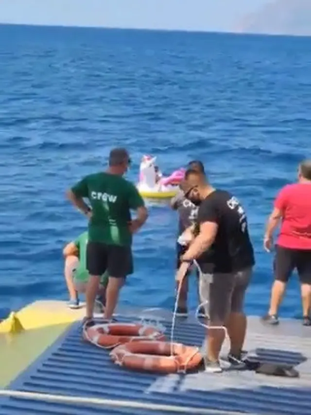 bocah 4 tahun terseret arus hingga ke tengah laut