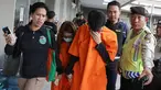 Polisi mengawal tersangka kasus narkotika jenis sabu dan ekstasi di Apartemen Green Lake Sunter, Jakarta Utara, Rabu (20/12). Polisi berhasil menemukan 7 kg sabu dan peralatan home industri ekstasi kapsul. (Liputan6.com/Immanuel Antonius)
