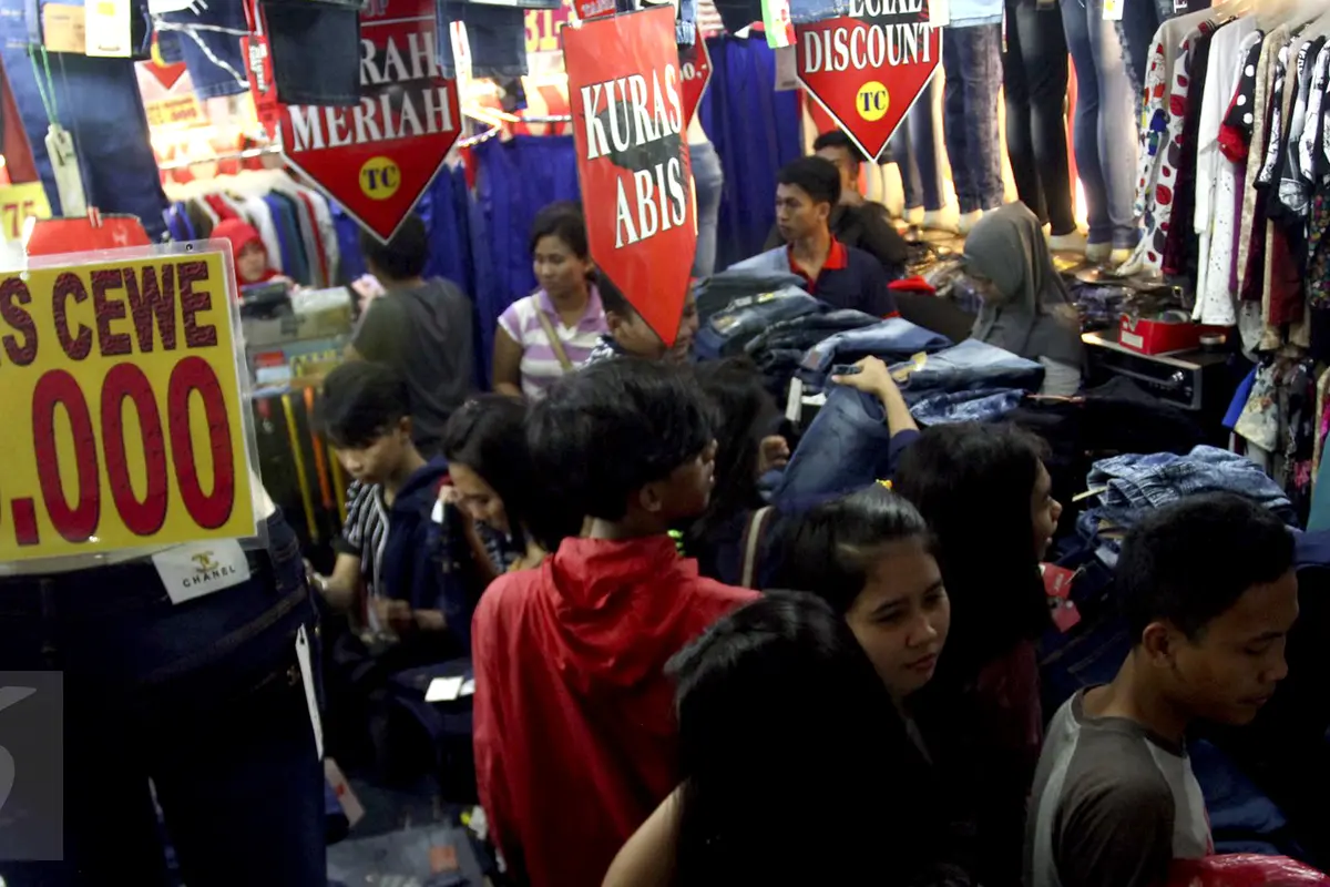 Sejak dua tahun terakhir ini, peritel mengeluhkan omzet dari bisnis offline atau di mal mengalami penurunan akibat serbuan bisnis online. 