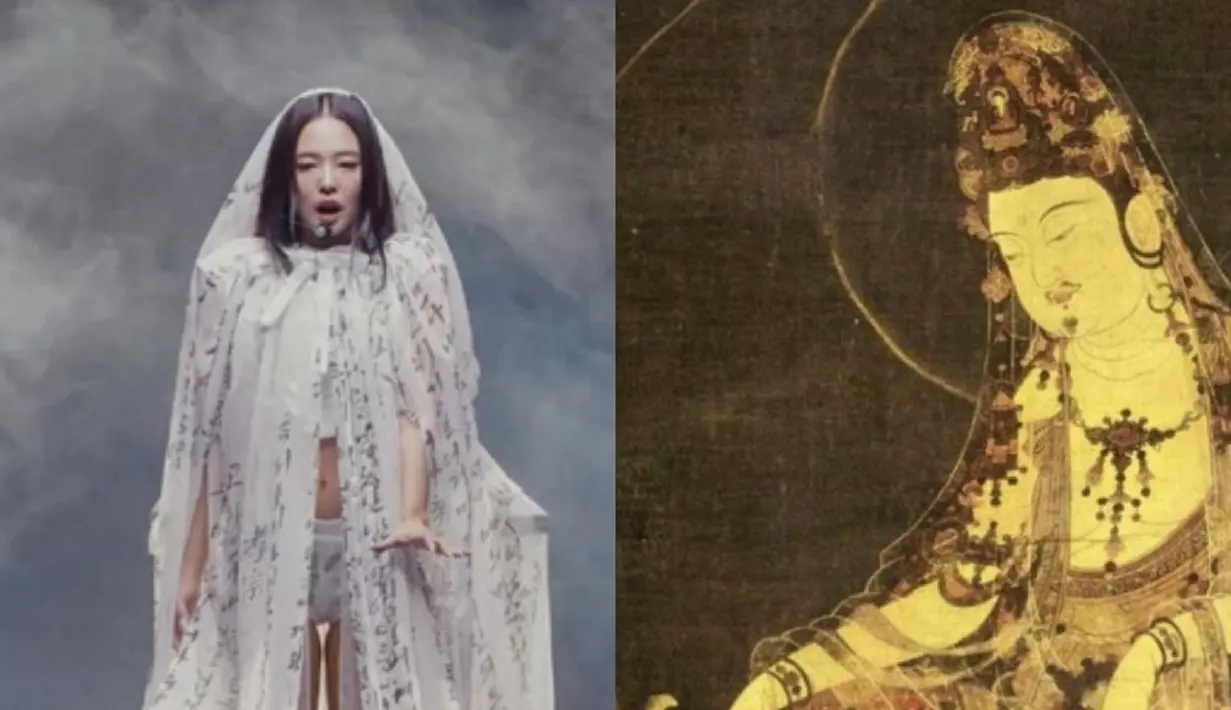 Saat performance lagu Seoul City, Jennie tampak memukau mengenakan kerudung sepanjang 15 meter yang dicetak dengan kutipan dari Cheonggu Yeongeon, buku lagu Hangul pertama Korea. Karya ini mengubah lirik sijo tradisional menjadi ekspresi visual yang mengalir dari ingatan budaya. [@leje.official]