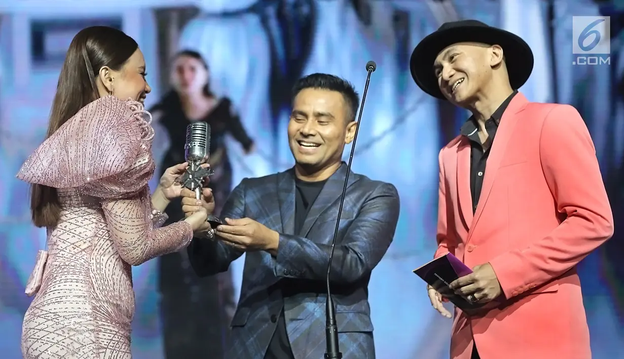 Penyanyi Rossa (kiri) menerima penghargaan dalam ajang musik SCTV Music Awards 2019 di Studio 6 Emtek City, Jakarta, Jumat (26/4). Rossa menyabet piala penghargaan Penyanyi Solo Wanita Paling Ngetop mengungguli Bunga Citra Lestari, Isyana Sarasvati, Maudy Ayunda dan Raisa (Fimela.com/Bambang E. Ros)