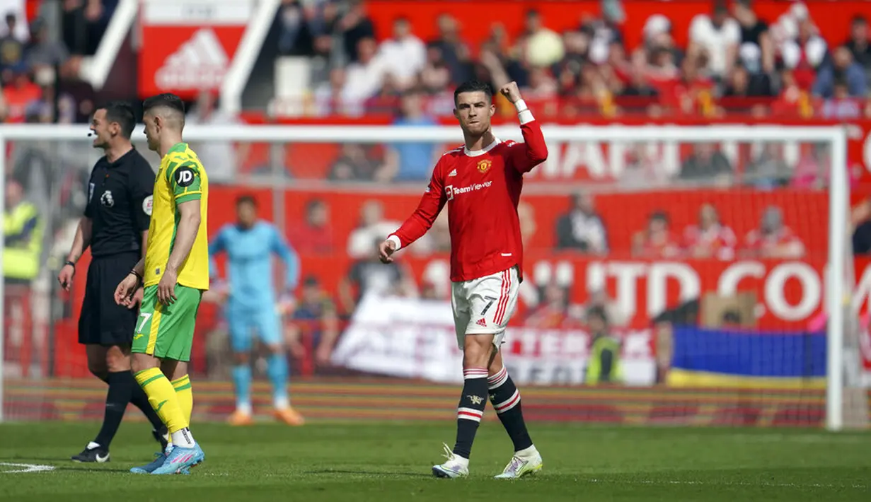 Pemain Manchester United Cristiano Ronaldo melakukan selebrasi usai mencetak gol ke gawang Norwich City pada pertandingan sepak bola Liga Inggris di Stadion Old Trafford, Manchester, Inggris 16 April 2022. Manchester United menang 3-2. (AP Photo/Jon Super)