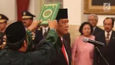 Letjen Doni Monardo mengucapkan sumpah jabatan saat pelantikan Kepala Badan Nasional Penanggulangan Bencana (BNPB) di Istana Negara, Jakarta, Rabu (9/1). Doni Monardo menggantikan Kepala BNPB sebelumnya, Willem Rampangilei. (Liputan6.com/Angga Yuniar)