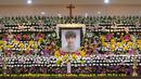 Foto Jonghyun SHINee terpampang di tengah rumah duka tempat jenazahnya disemayamkan di Seoul Asan Hospital, Korea Selatan, Selasa (19/12). Jonghyun SHINee  akan dimakamkan pada Kamis (21/12) mendatang, pukul 09.00 waktu setempat. (CHOI Hyuk/pool/AFP)