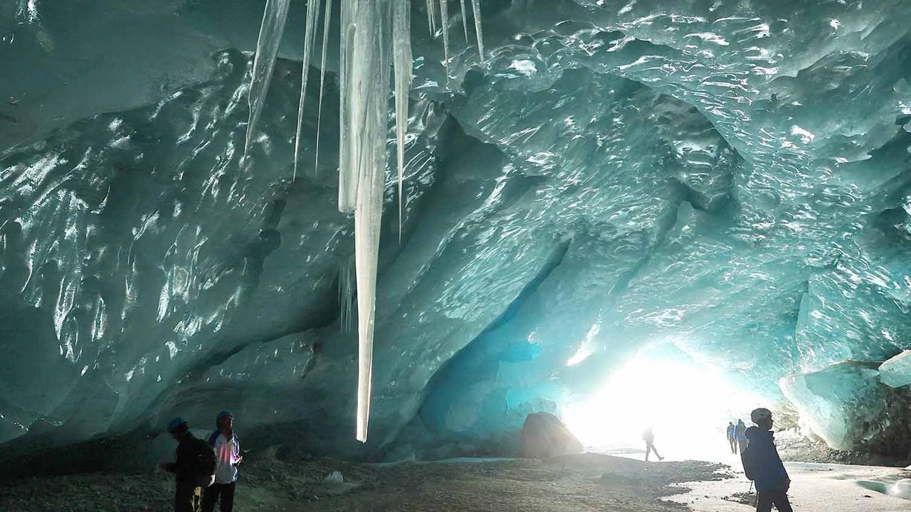 FOTO: Pemandangan Menakjubkan! Goa Es Terbentuk Akibat Gletser Mencair