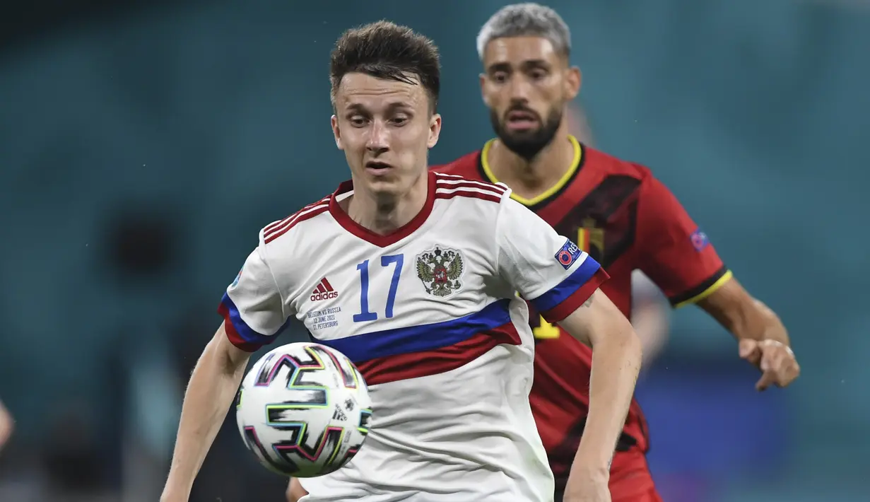 Gelandang timnas Rusia, Aleksandr Golovin dan gelandang Belgia, Yannick Carrasco bersaing pada Matchday 1 Grup B Euro 2020 di Stadion Saint-Petersburg, Minggu (13/6/2021) dini hari WIB. Rusia berhasil mengandaskan Rusia 3-0 dengan dua gol dari Romelu Lukaku. (AP Photo/Kirill Kudryavtsev, Pool)