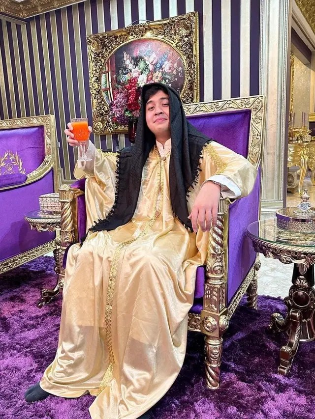 Jeome Polin cosplay jadi raja Arab saat bermain di rumah mama Ala