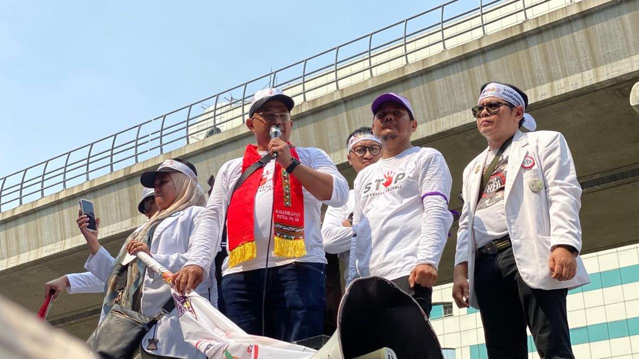 Ketua IDI Adib Khumaidi dalam orasinya menyerukan bahwa pihaknya ingin pemerintah menghentikan pembahasan RUU Kesehatan.